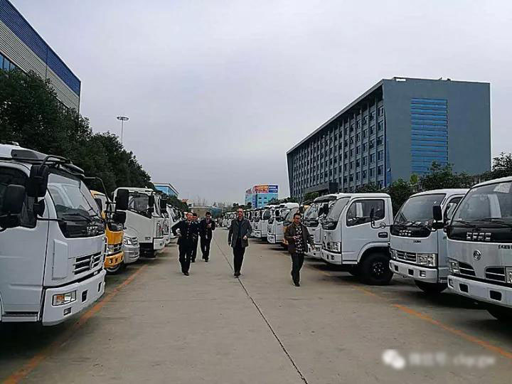 曾都(dōu)區南郊國(guó)稅分局局長(cháng)率隊到(dào)程力專用汽車考察調研指導工作