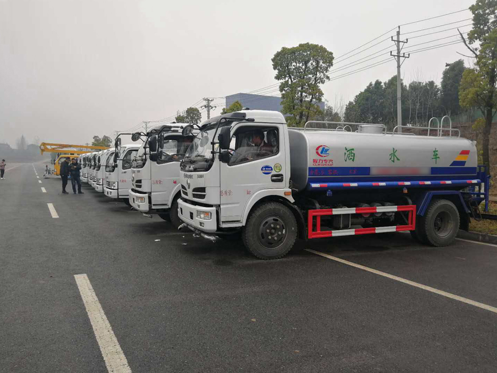 江西上饒高總訂購程力10台灑水車，1台高空，1台路面(miàn)