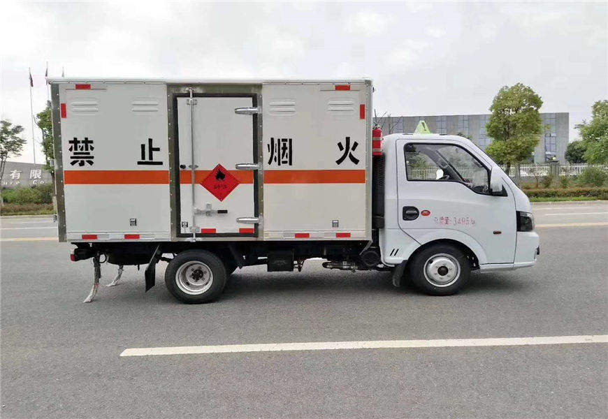 東風塗逸危險品廂式運輸車