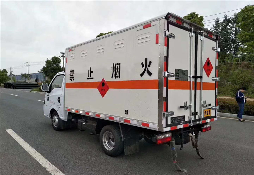 東風塗逸危險品廂式運輸車