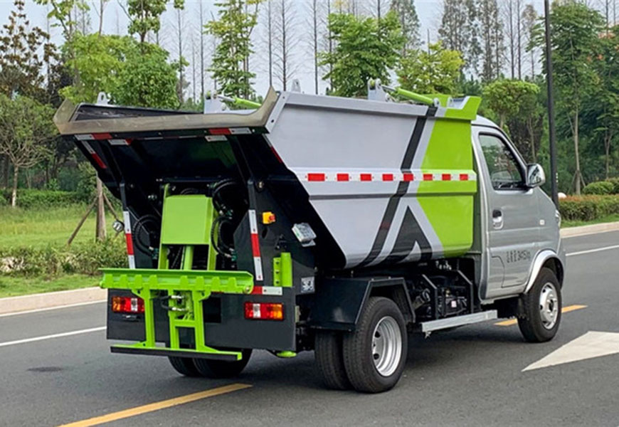 東風小康後(hòu)裝高位挂桶無洩漏垃圾車(3方)