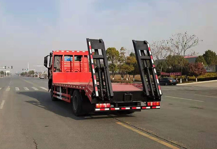 國(guó)六重汽豪沃平闆運輸車