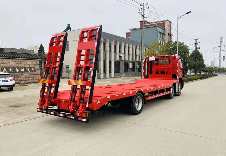 重汽豪沃小三軸平闆運輸車