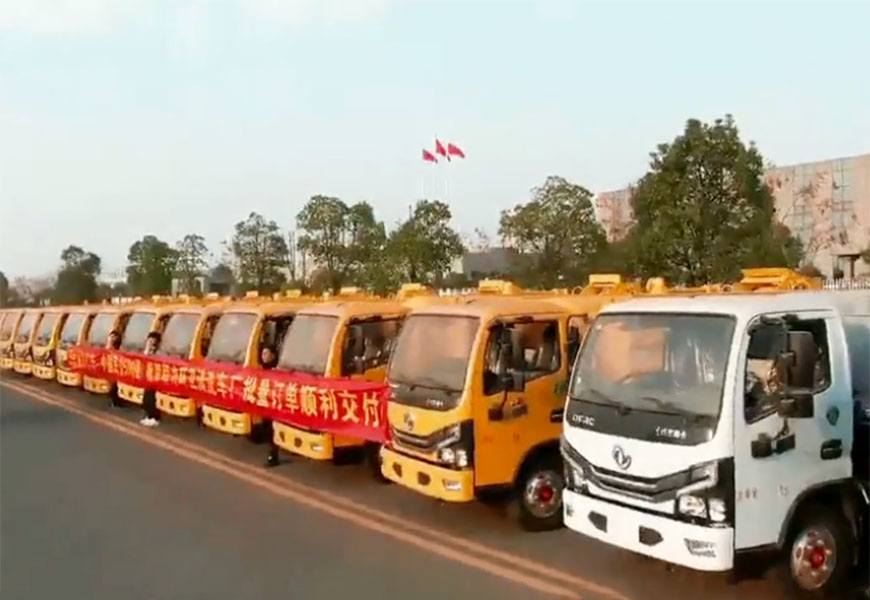 程力專汽15台清洗吸污車助力七彩雲南